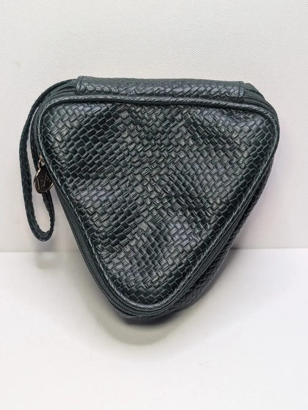 Elizabeth Arden Triangle Travel Cosmetic Bag Black Textured Zip Case EUC